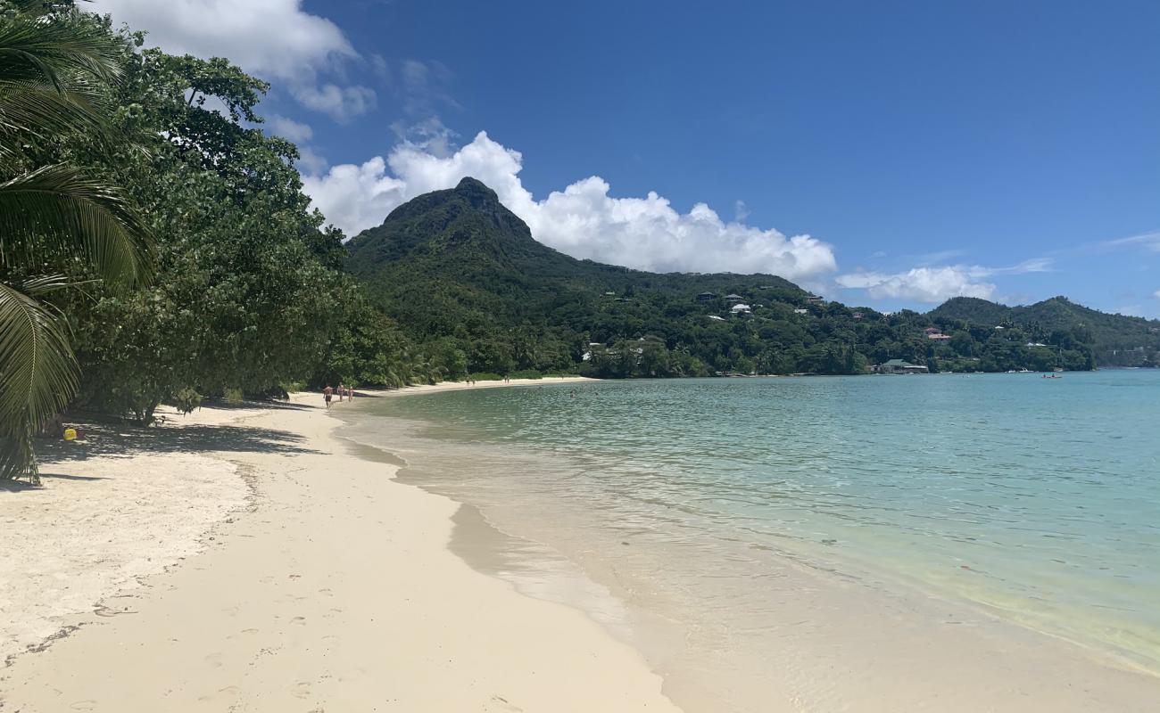 Port Launay Plajı'in fotoğrafı parlak ince kum yüzey ile