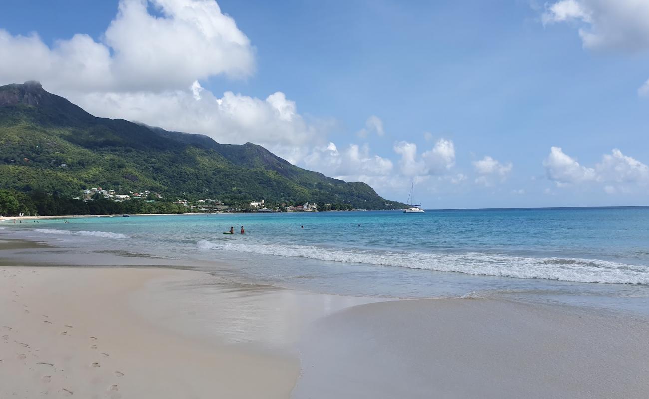 Beau Vallon Plajı'in fotoğrafı parlak ince kum yüzey ile