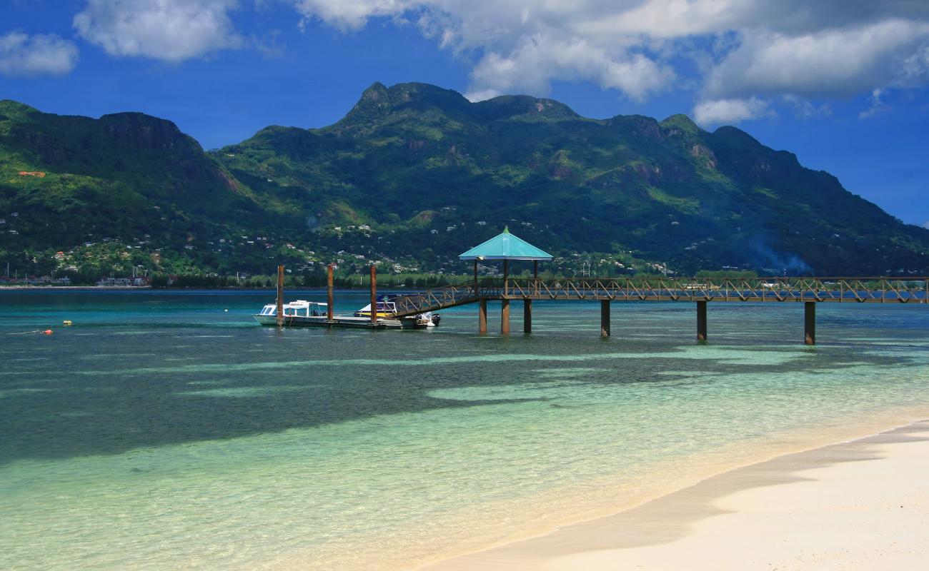 Cerf Beach'in fotoğrafı i̇nce bej kum yüzey ile