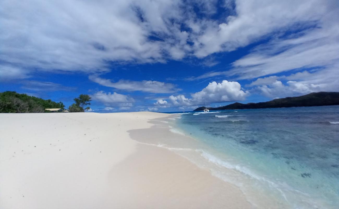 Cousin Island Beach II'in fotoğrafı beyaz kum yüzey ile