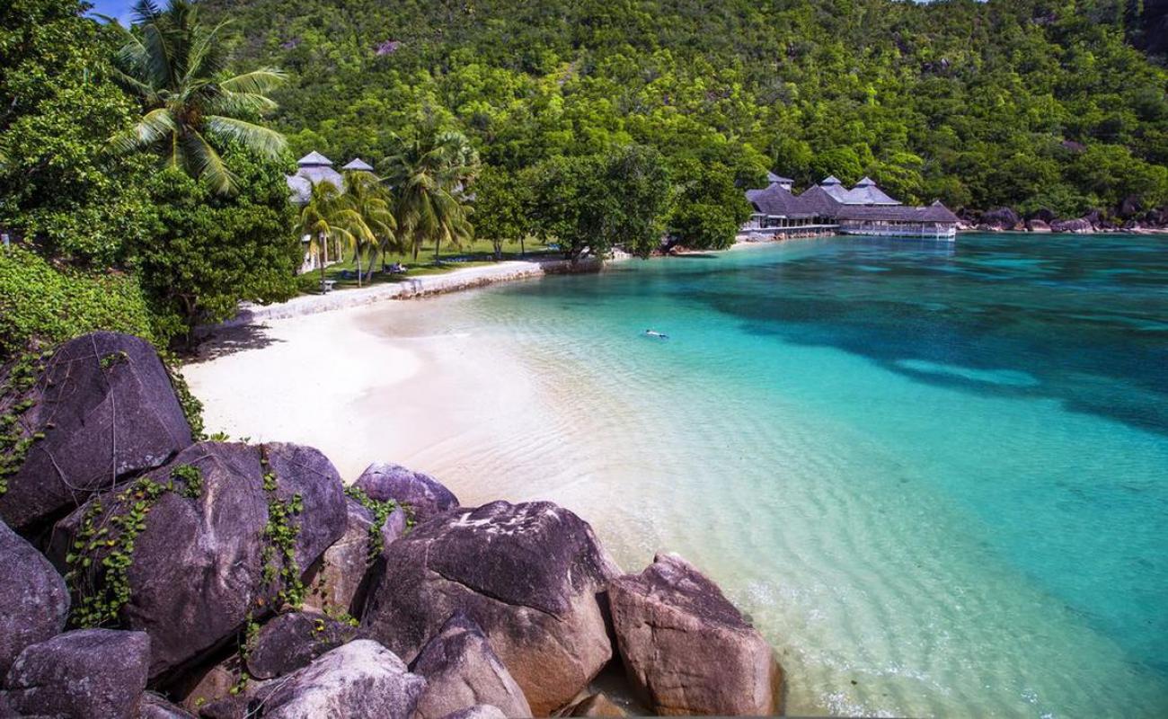Anse Petite Cour Plajı'in fotoğrafı beyaz kum yüzey ile