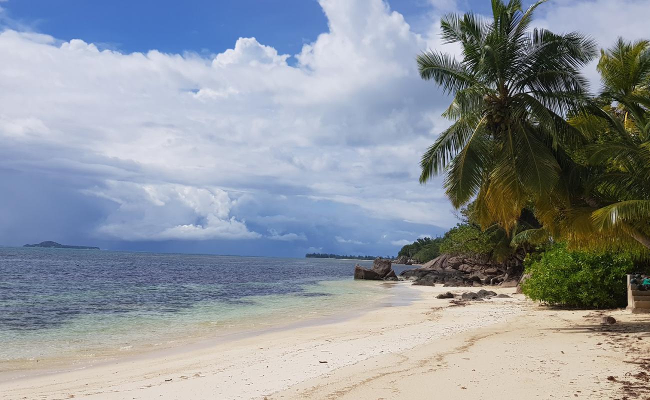 Grosse Roche Beach'in fotoğrafı beyaz kum yüzey ile