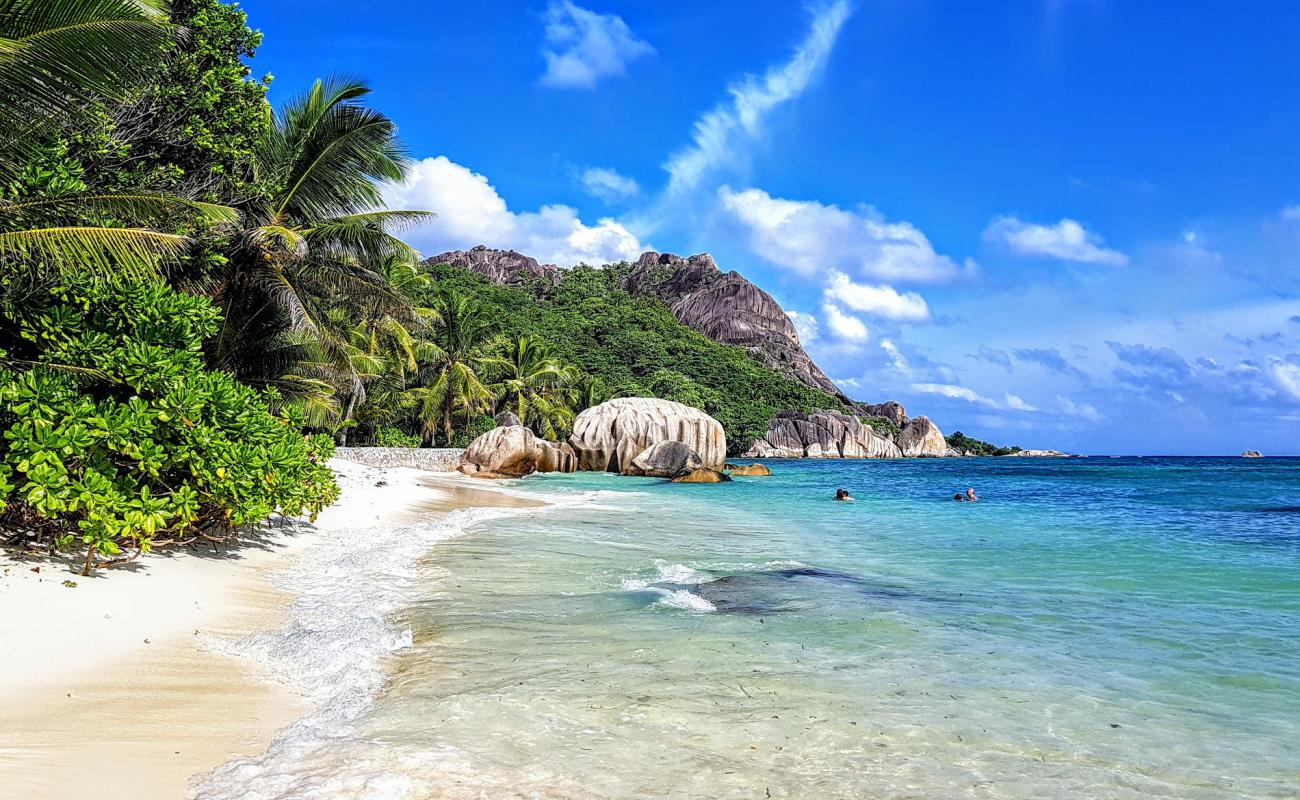 Anse Source d'Argent Plajı II'in fotoğrafı açık bej kum yüzey ile