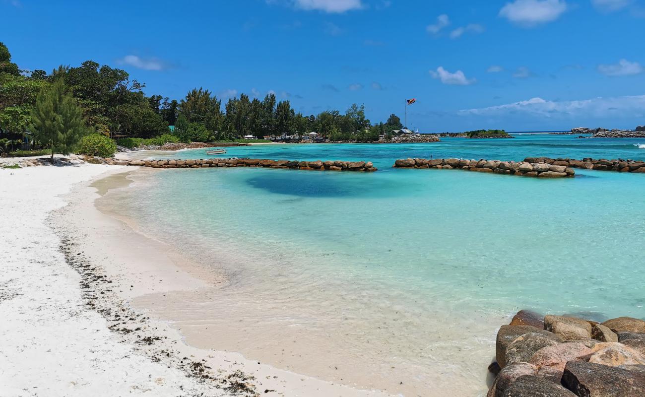 La Digue Beach'in fotoğrafı açık bej kum yüzey ile