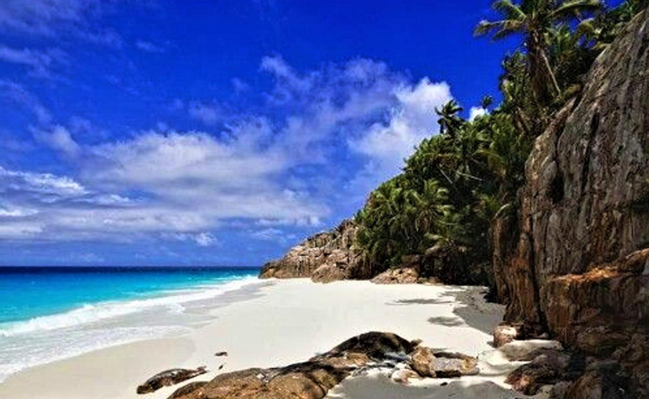 Anse Macquereau Plajı'in fotoğrafı beyaz kum yüzey ile