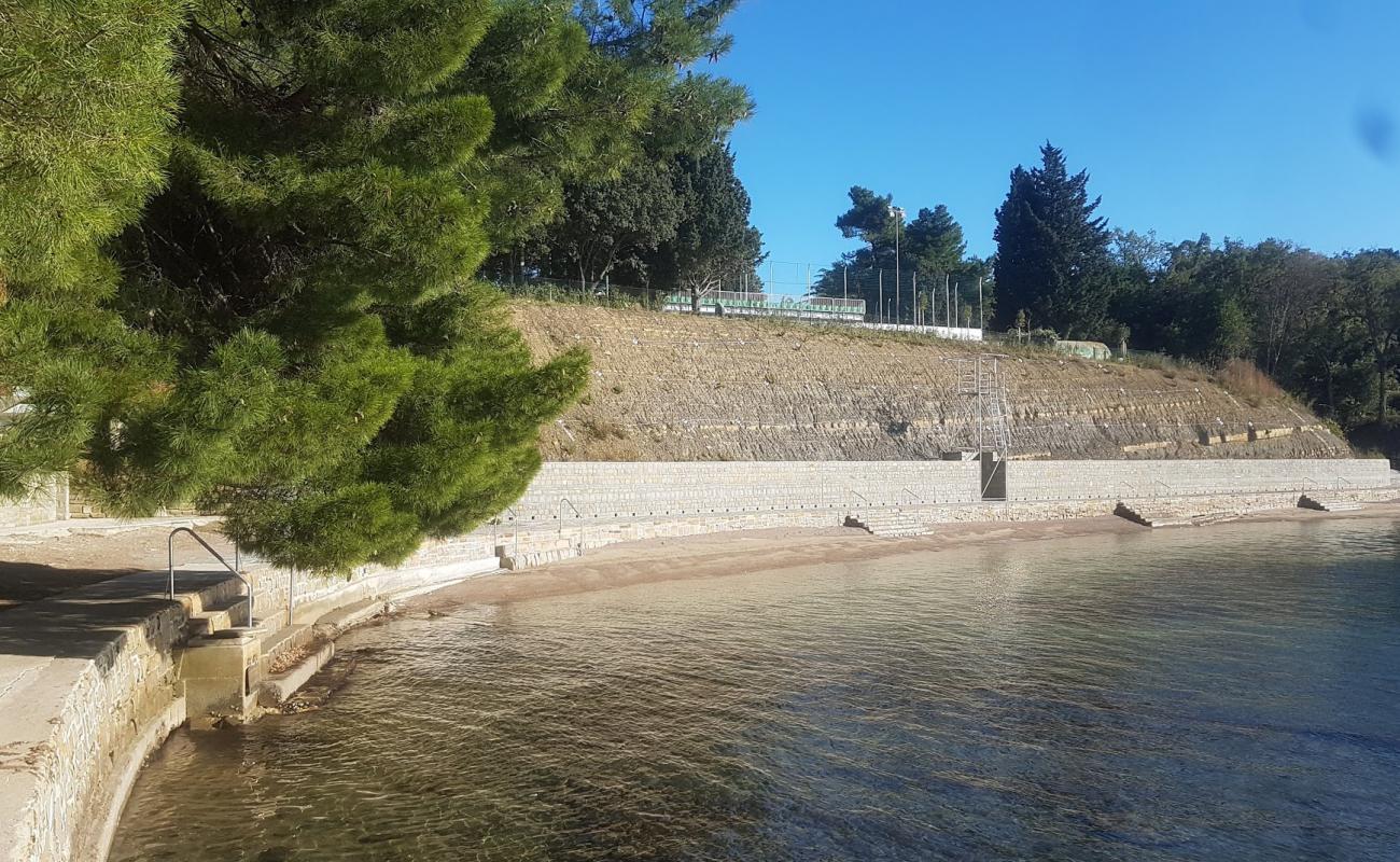 Plaža Debeli rtič'in fotoğrafı gri kum yüzey ile