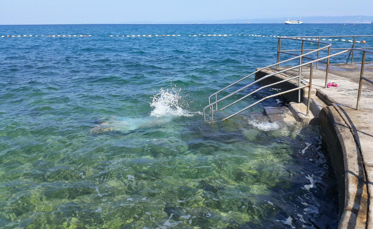 Izola beach'in fotoğrafı beton kaplı yüzey yüzey ile
