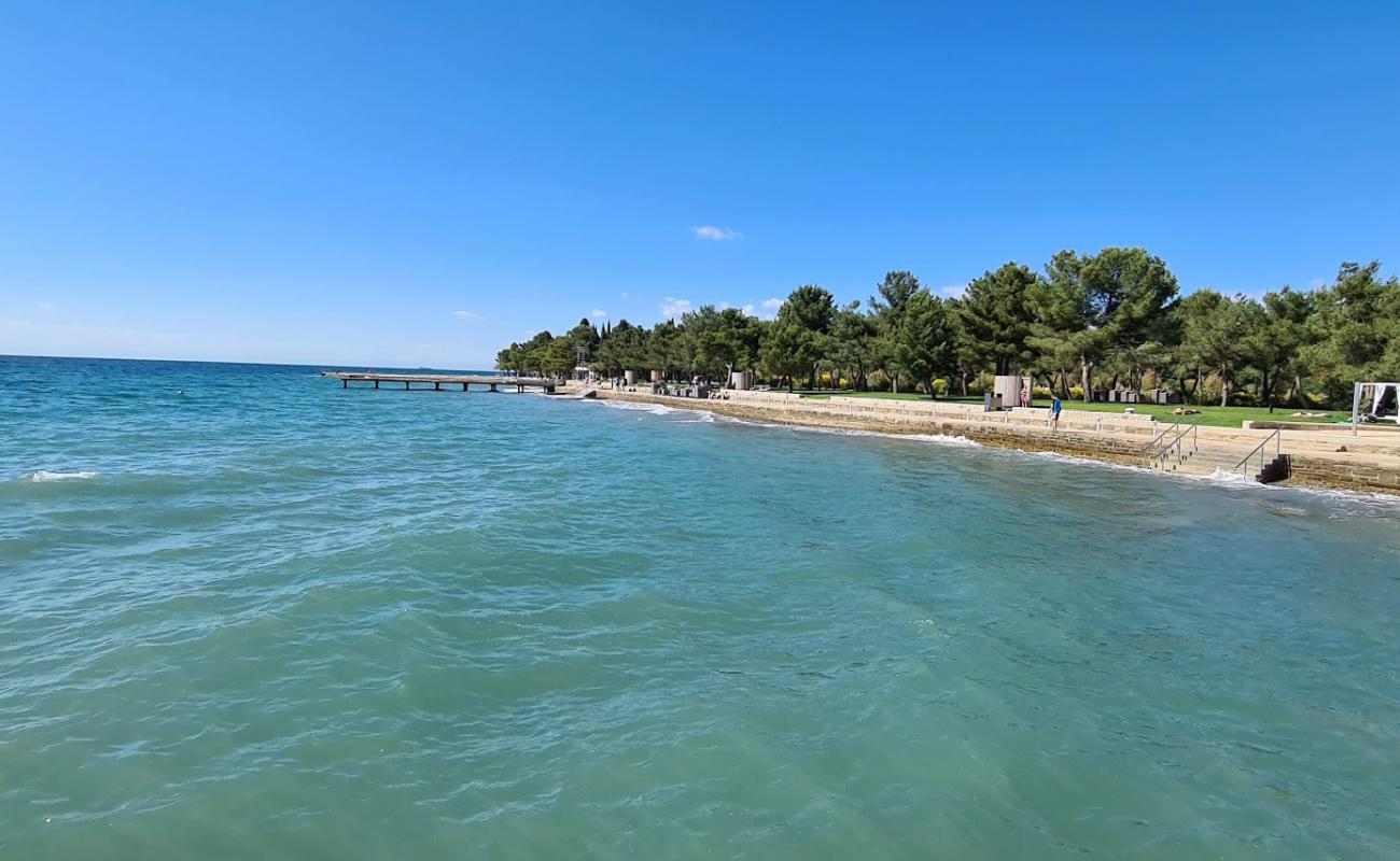 Strunjan beach II'in fotoğrafı beton kaplı yüzey yüzey ile