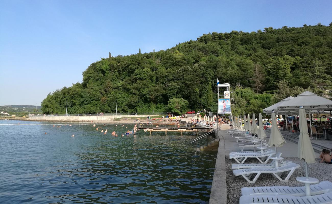 Salinera beach'in fotoğrafı beton kaplı yüzey yüzey ile