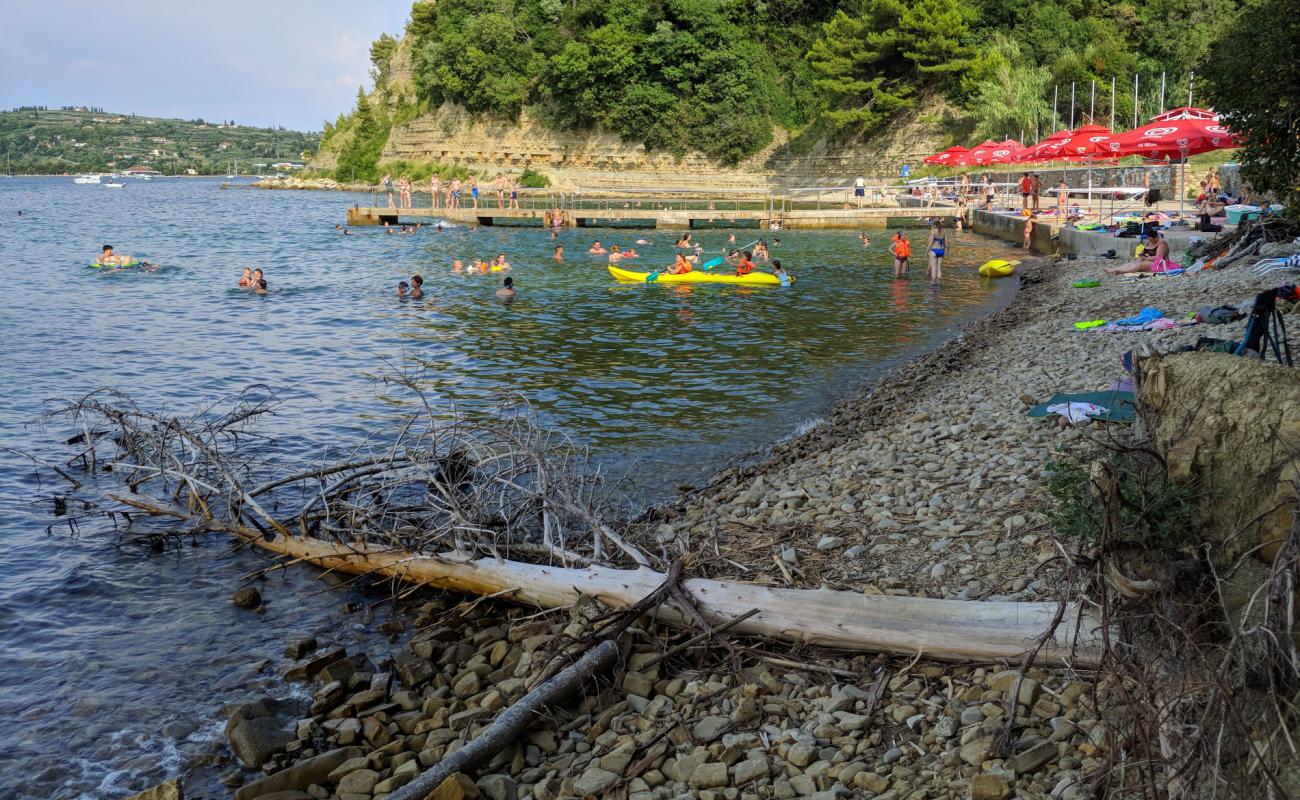 Pacug Beach'in fotoğrafı beton kaplı yüzey yüzey ile