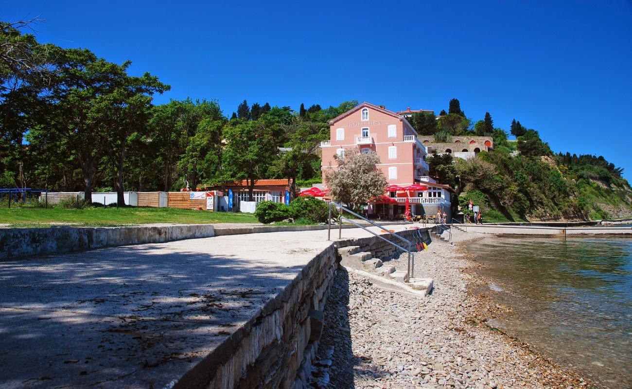 Fiesa beach'in fotoğrafı beton kaplı yüzey yüzey ile