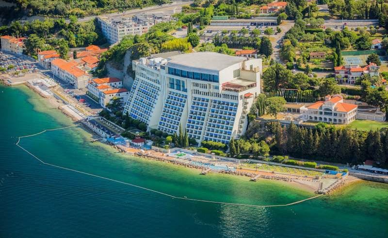 Bernardin beach'in fotoğrafı hafif ince çakıl taş yüzey ile