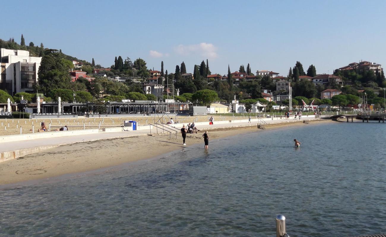 Portoroz beach'in fotoğrafı parlak kum yüzey ile