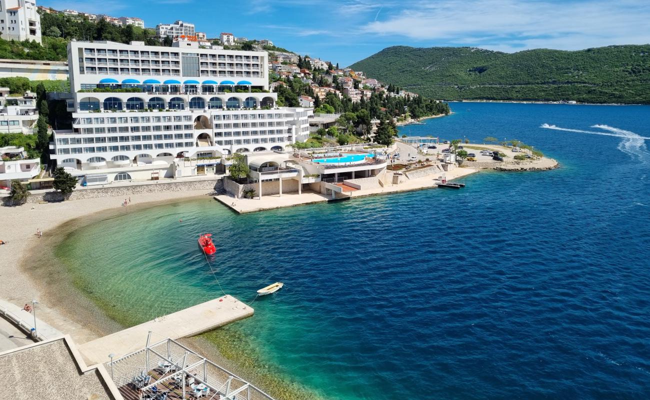 Plaza Neum'in fotoğrafı hafif ince çakıl taş yüzey ile