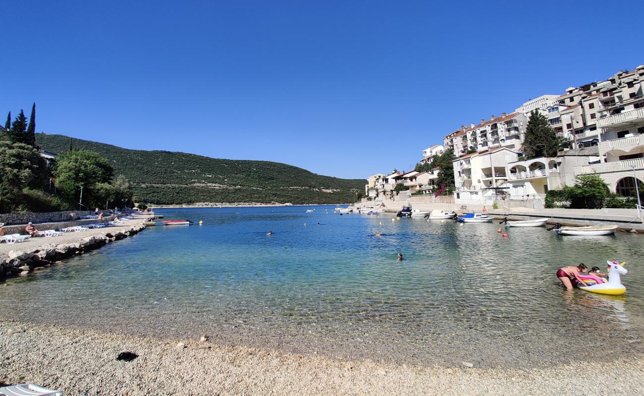 Neum Beach'in fotoğrafı hafif çakıl yüzey ile