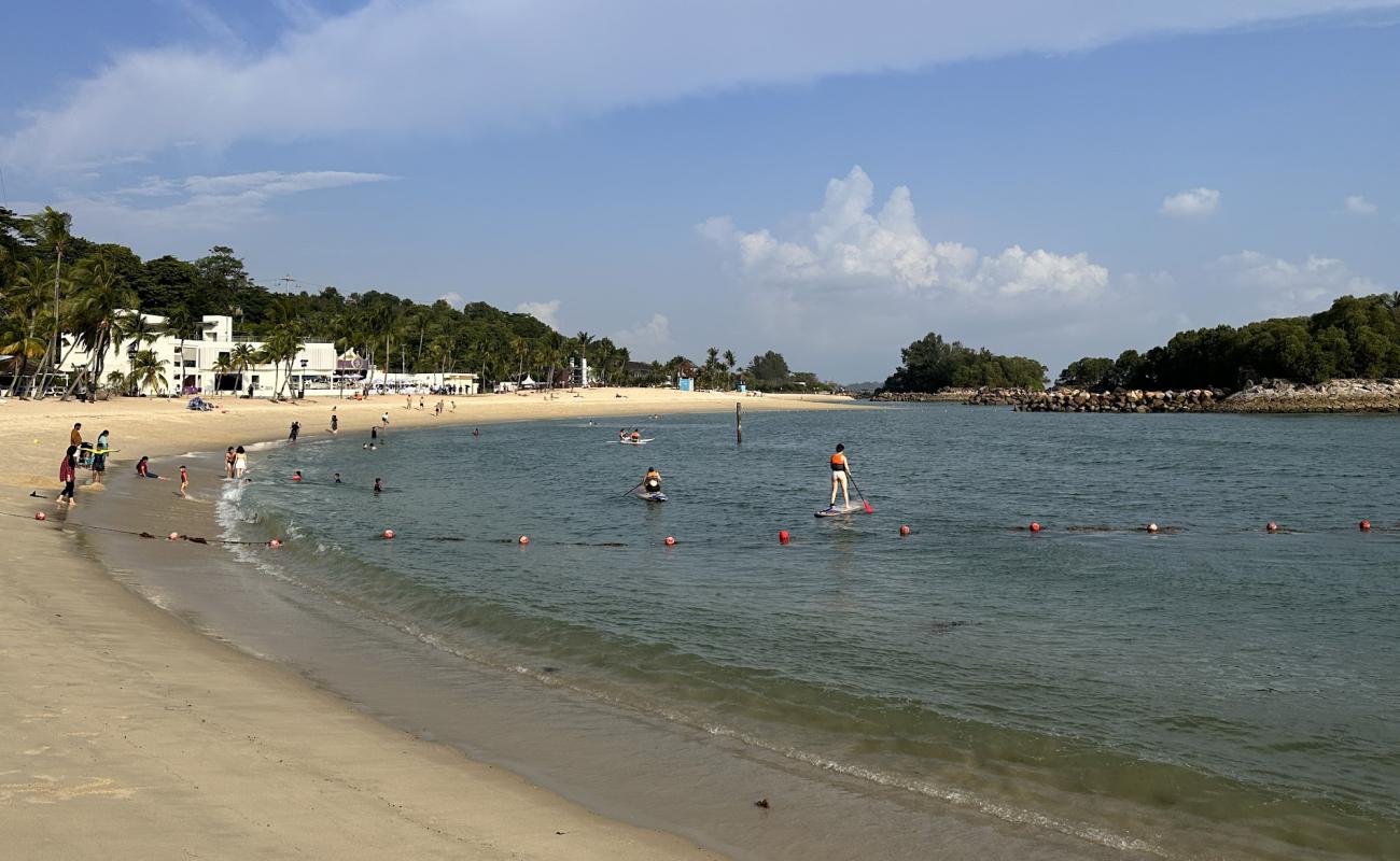 Sentosa Siloso Beach'in fotoğrafı açık bej kum yüzey ile