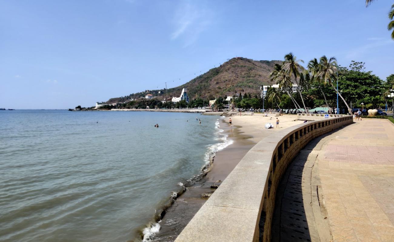 Front Beach'in fotoğrafı gri kum yüzey ile