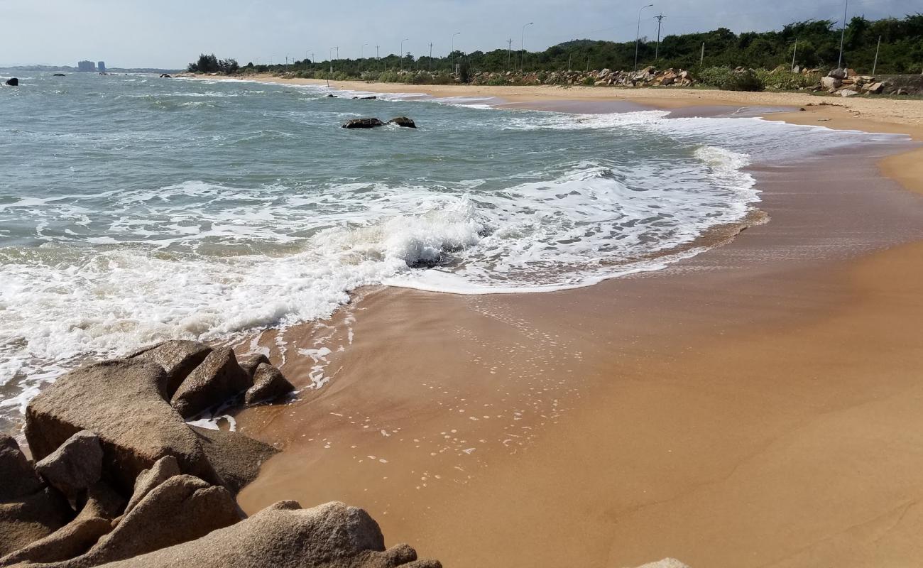 Binh Chau beach'in fotoğrafı açık bej kum yüzey ile