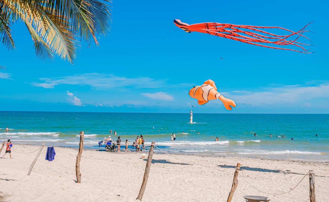 Cam Binh Beach'in fotoğrafı açık bej kum yüzey ile