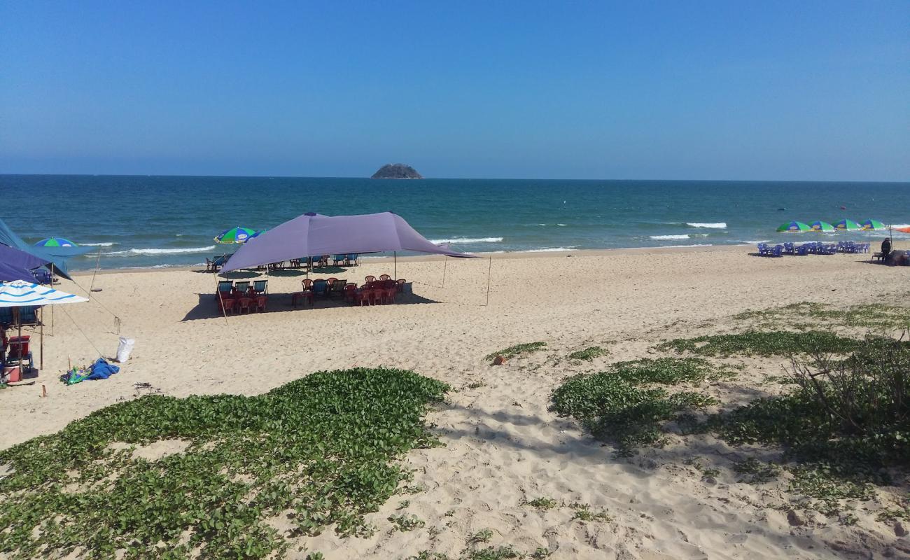 Binh Tan hilly beach'in fotoğrafı açık bej kum yüzey ile