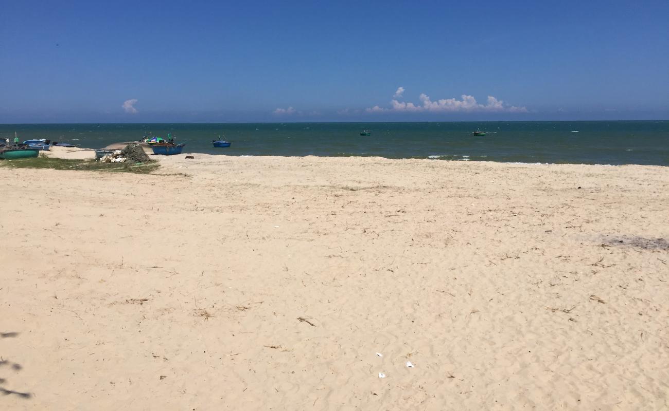 Tan Hai Beach'in fotoğrafı beyaz kum yüzey ile