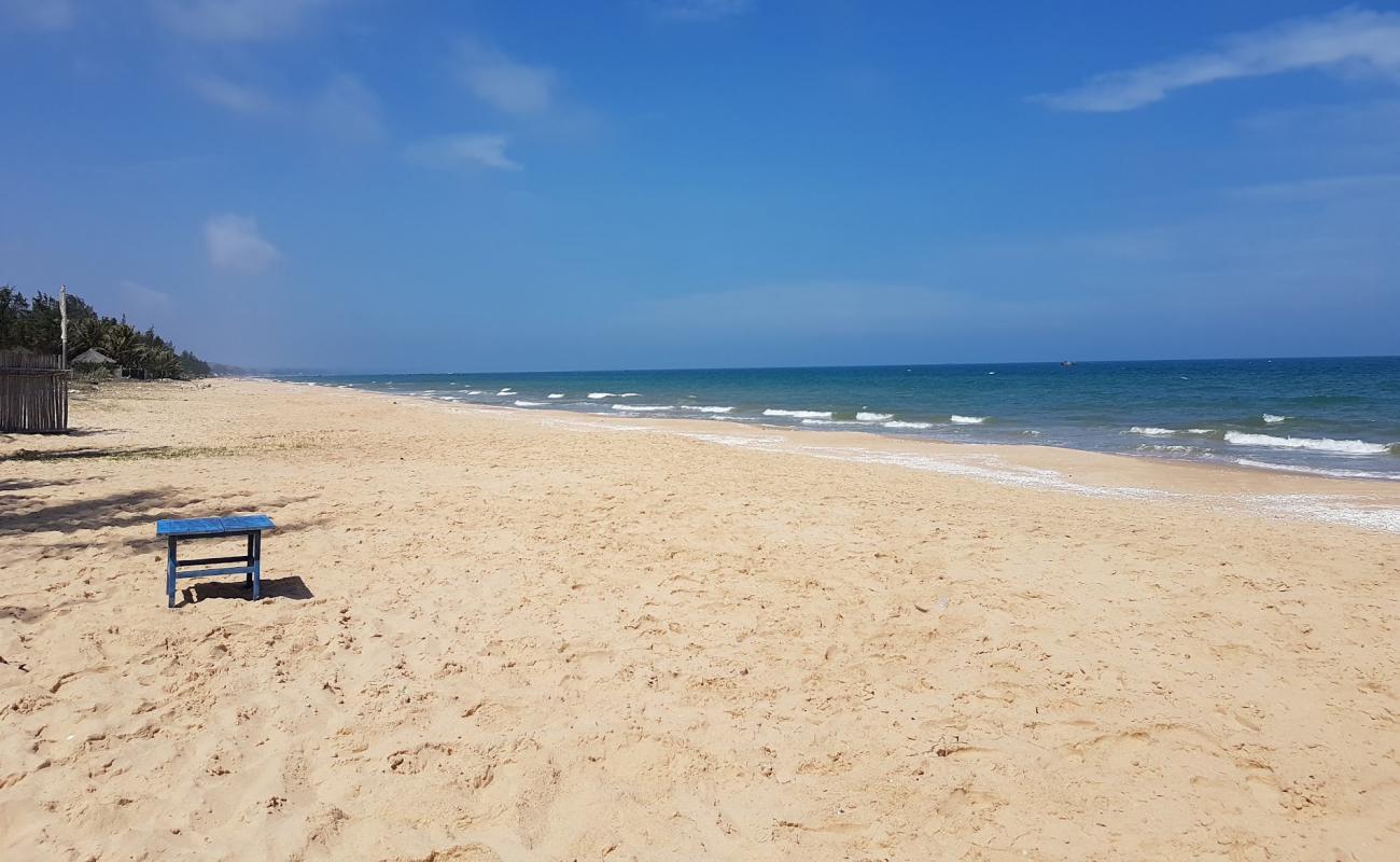 Tien Thanh pho Phan Beach'in fotoğrafı açık bej kum yüzey ile