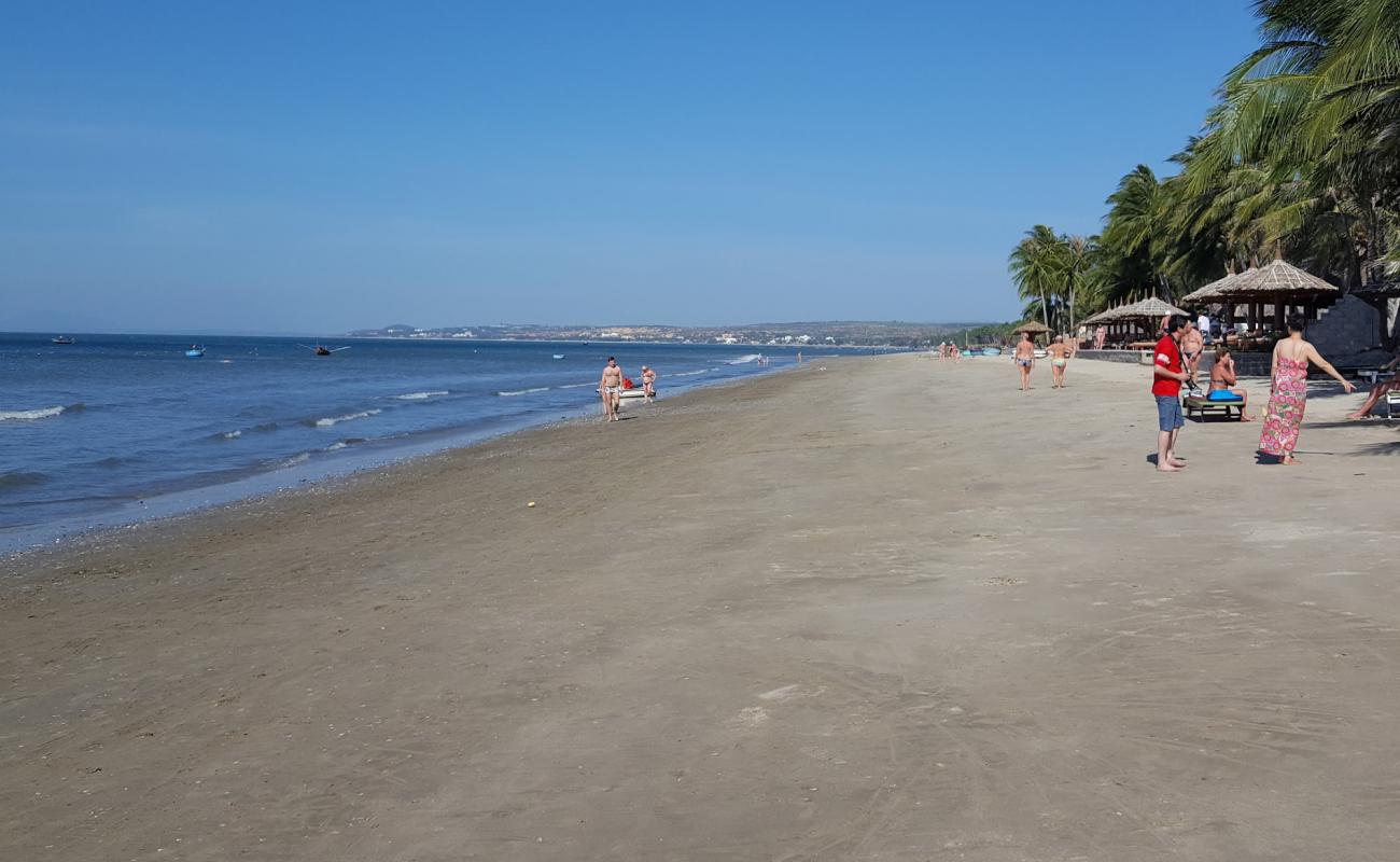 Huynh Thuc Khang Beach'in fotoğrafı gri kum yüzey ile