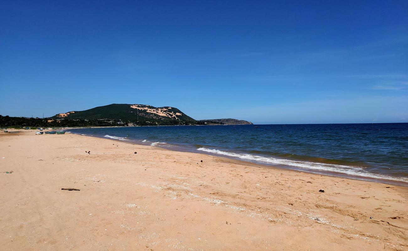 Red Sand Dunes Beach'in fotoğrafı parlak kum yüzey ile