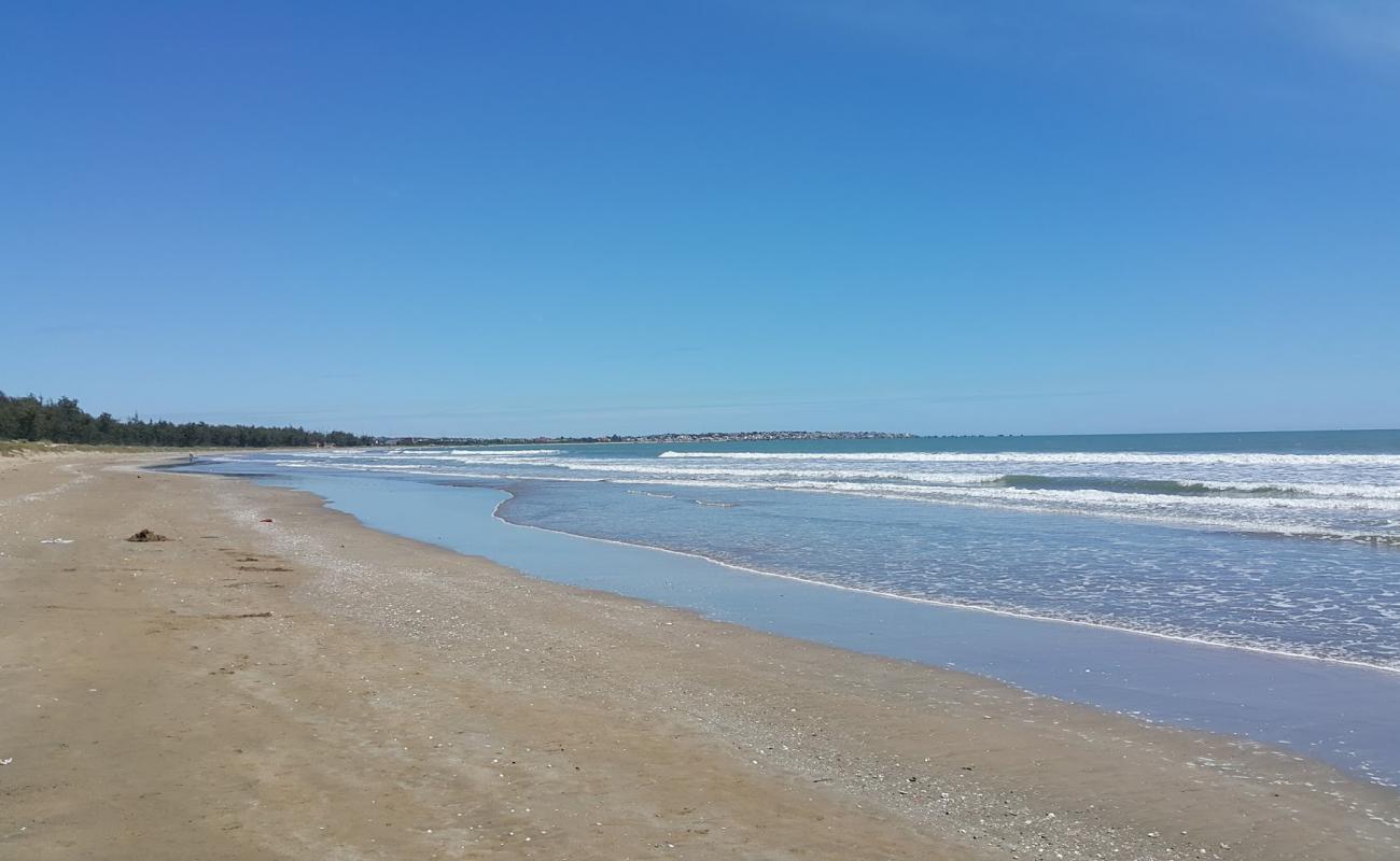 Bien Xanh Quan Beach'in fotoğrafı parlak kum yüzey ile