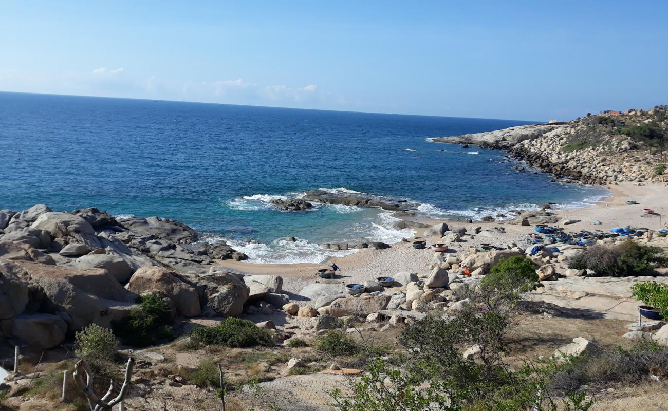 Da Trung Beach'in fotoğrafı bej kum ve kayalar yüzey ile