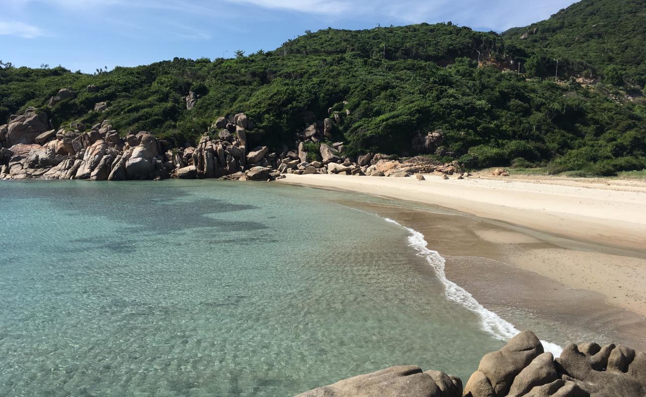 Nuoc Ngot Beach'in fotoğrafı açık bej kum yüzey ile