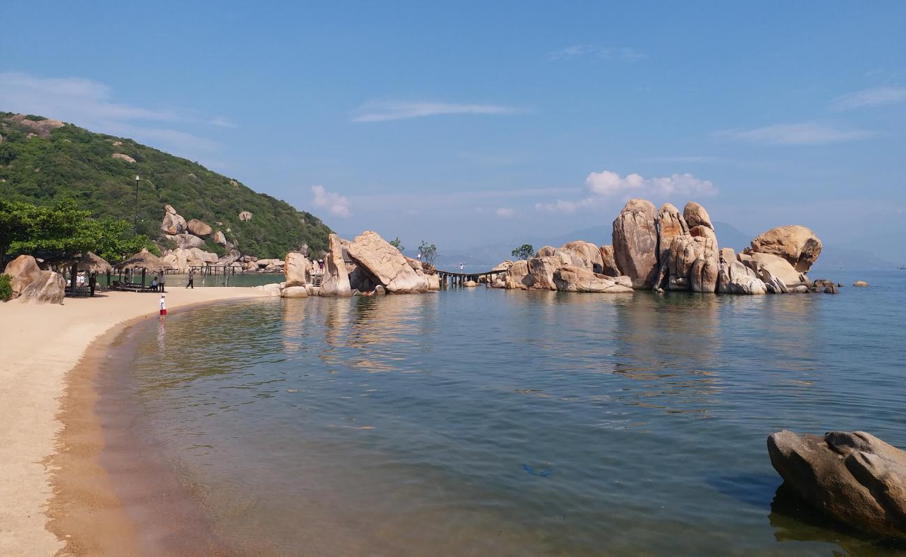 Ngoc Suong Beach'in fotoğrafı açık bej kum yüzey ile