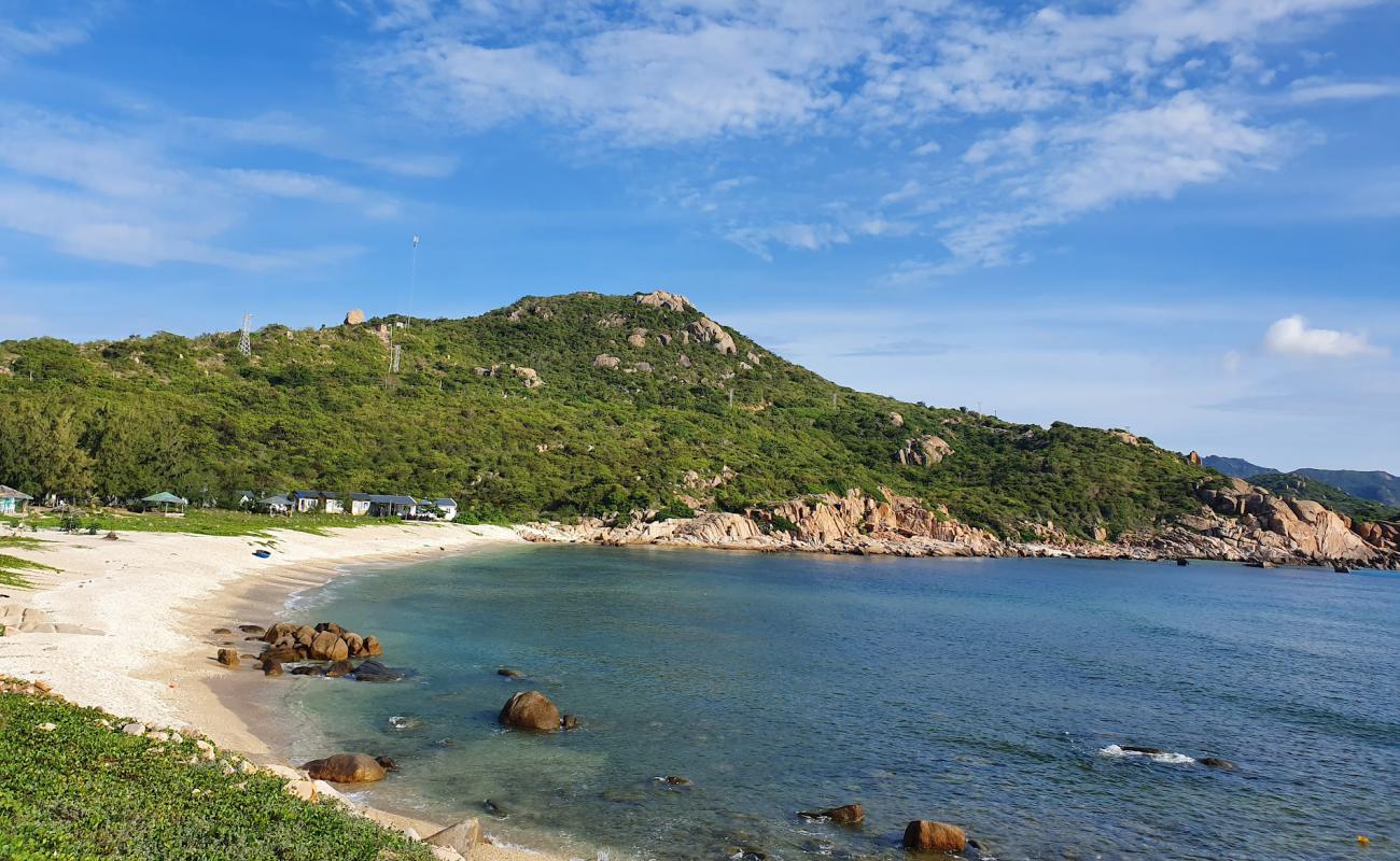 Chuong Beach'in fotoğrafı parlak kum ve kayalar yüzey ile