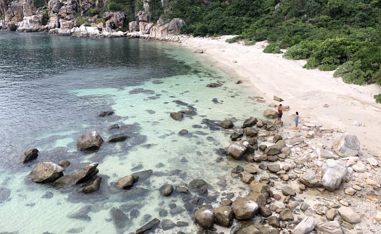 Con Rua Beach'in fotoğrafı parlak kum ve kayalar yüzey ile