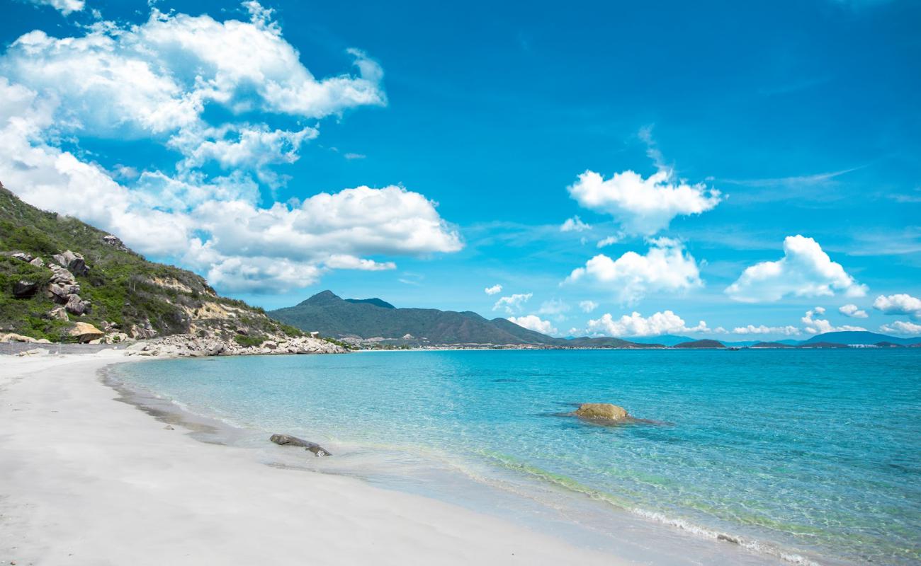 KDL Ganh Nhay Beach'in fotoğrafı bej kum ve kayalar yüzey ile