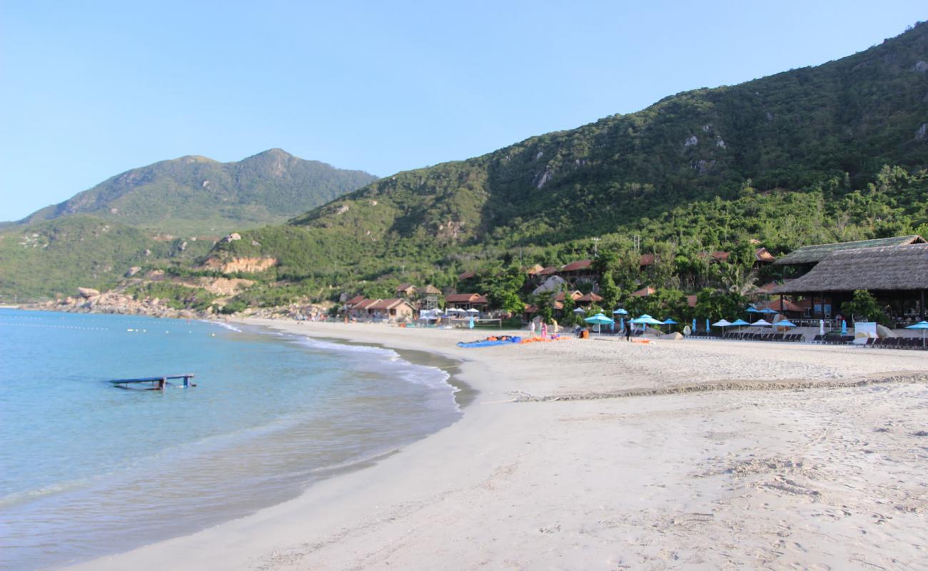 Ninh Hoa Beach'in fotoğrafı parlak kum yüzey ile