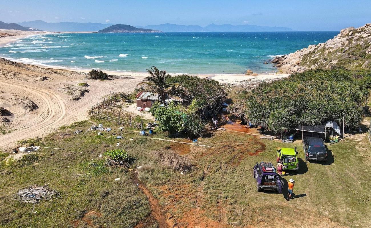 Bai Hon Cat Tham Beach'in fotoğrafı parlak kum yüzey ile