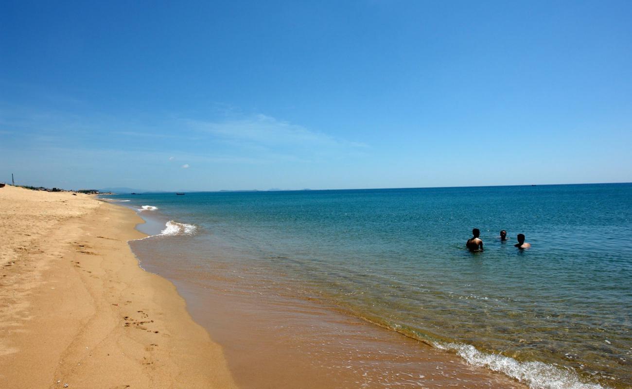 Xom Ro Beach'in fotoğrafı bej kum ve kayalar yüzey ile