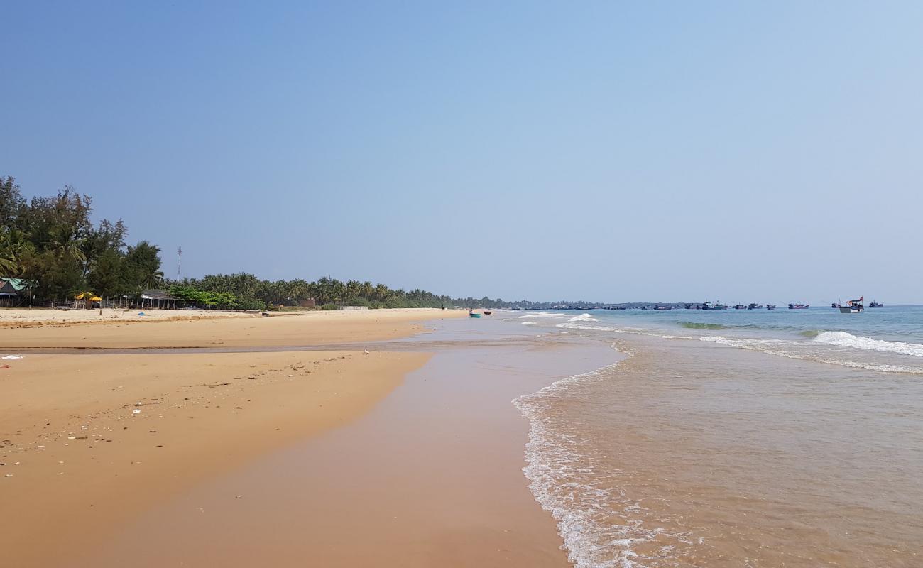 Long Thuy Beach'in fotoğrafı parlak kum yüzey ile