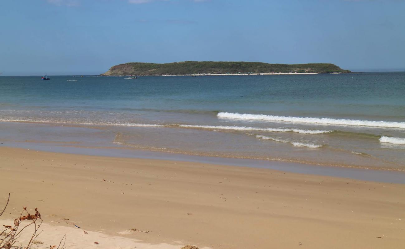 Hon Chua Beach'in fotoğrafı bej kum ve kayalar yüzey ile