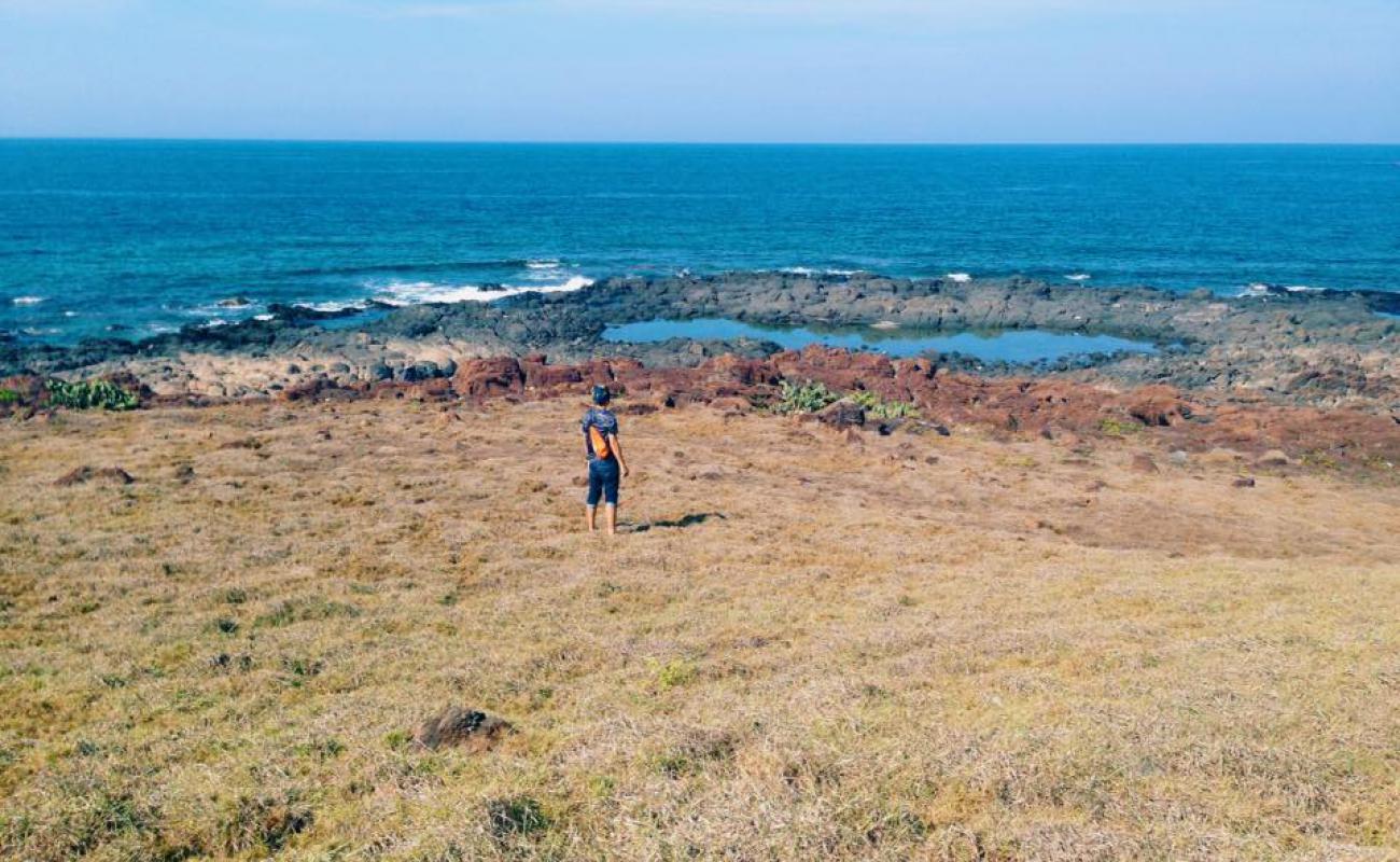 Hon Dua Beach'in fotoğrafı parlak kum ve kayalar yüzey ile