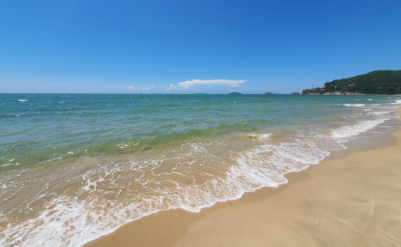 Quy Hoa Beach'in fotoğrafı açık bej kum yüzey ile