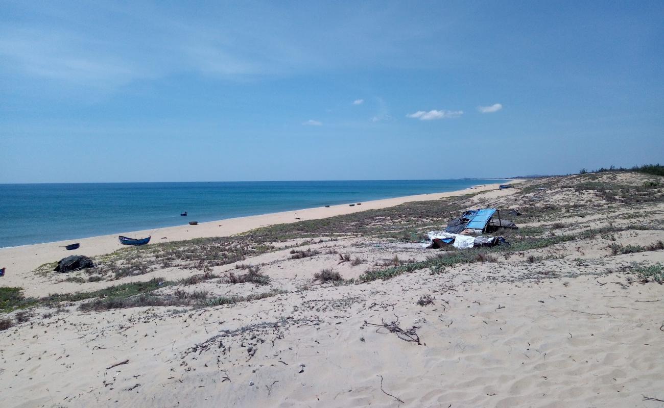 Phu Hoa Beach'in fotoğrafı açık bej kum yüzey ile