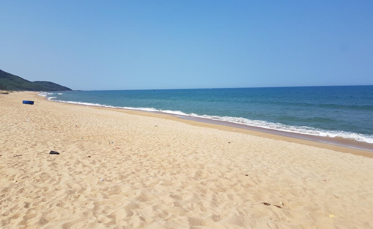 Pho Vinh beach'in fotoğrafı açık bej kum yüzey ile