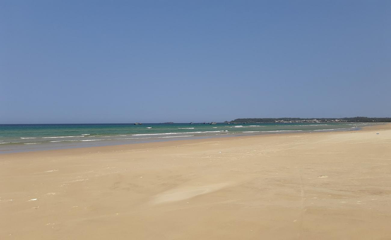 Chau Tan Beach'in fotoğrafı i̇nce bej kum yüzey ile