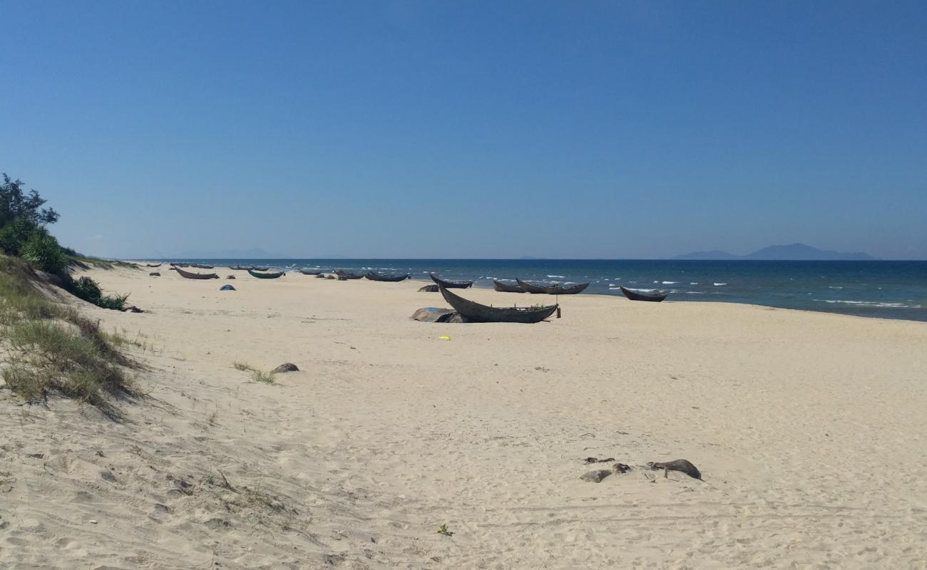 Tinh Thuy Beach'in fotoğrafı parlak ince kum yüzey ile