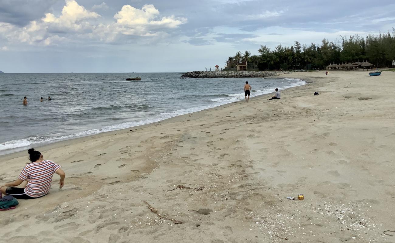 Cua Dai Beach'in fotoğrafı i̇nce bej kum yüzey ile
