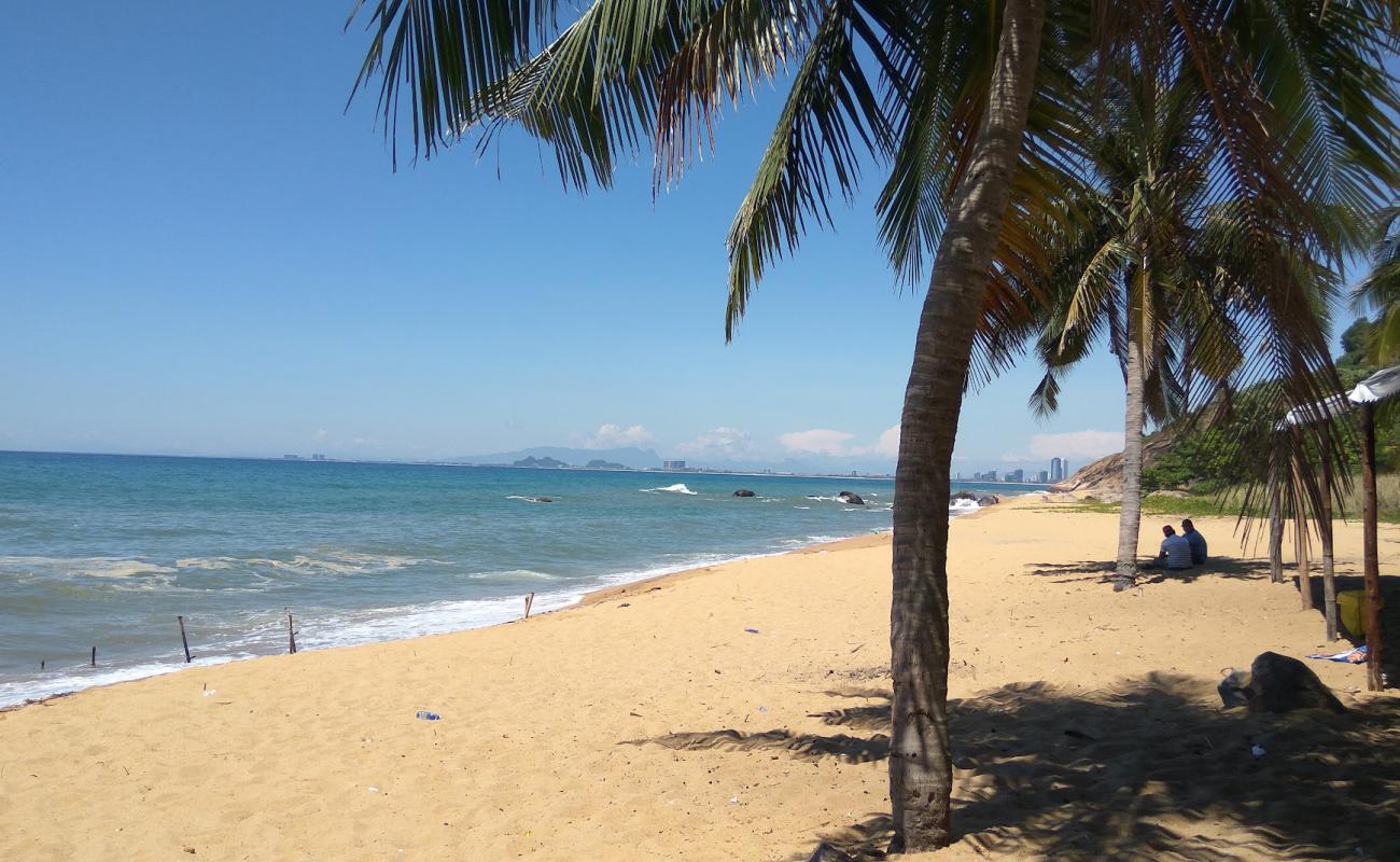Rang Son Tra Beach'in fotoğrafı açık bej kum yüzey ile