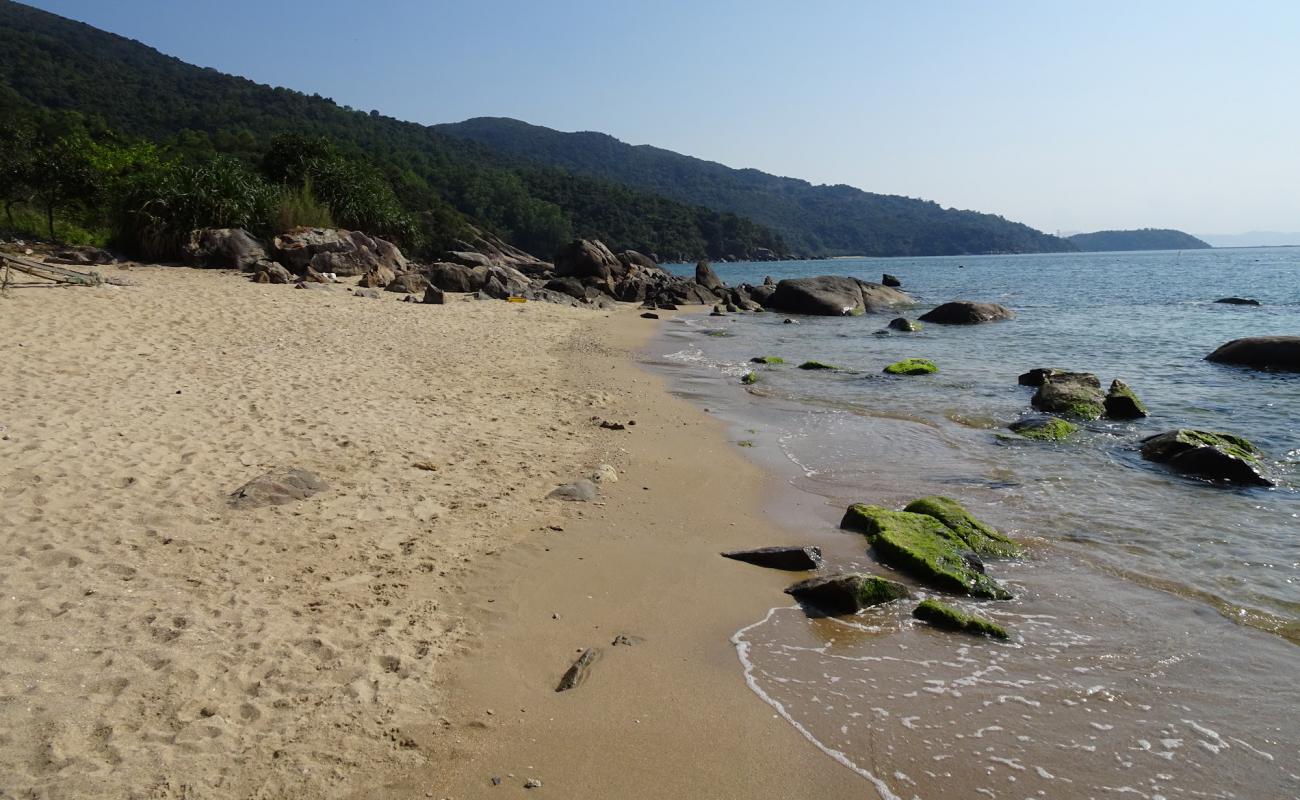 Group Beach'in fotoğrafı bej kum ve kayalar yüzey ile