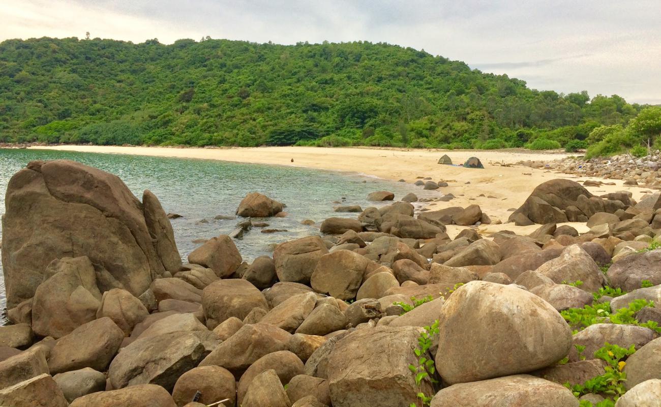 Xoan peninsula Beach'in fotoğrafı parlak ince kum yüzey ile